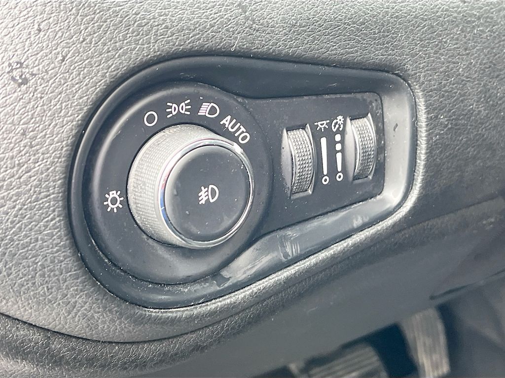 Used 2021 Blue Jeep Latitude image 10