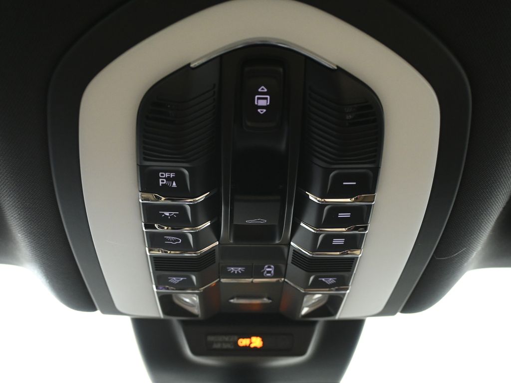 Thumbnail: 2023 Porsche Macan - 21