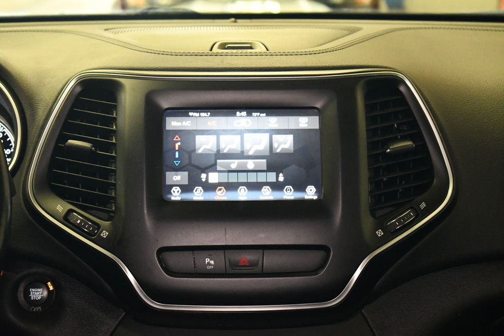 Thumbnail: 2020 Jeep Cherokee - 17