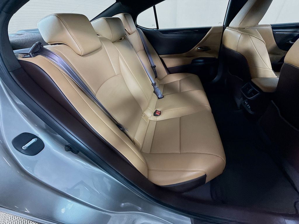 Thumbnail: 2020 Lexus ES - 28