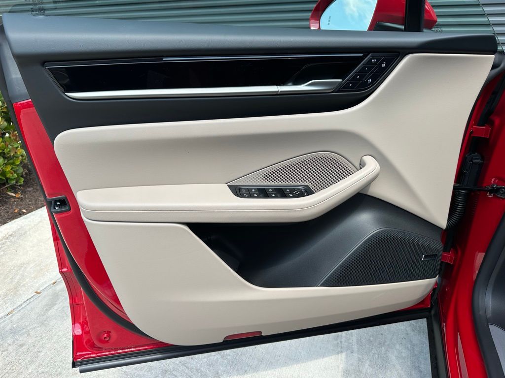 Thumbnail: 2026 Porsche Macan - 19