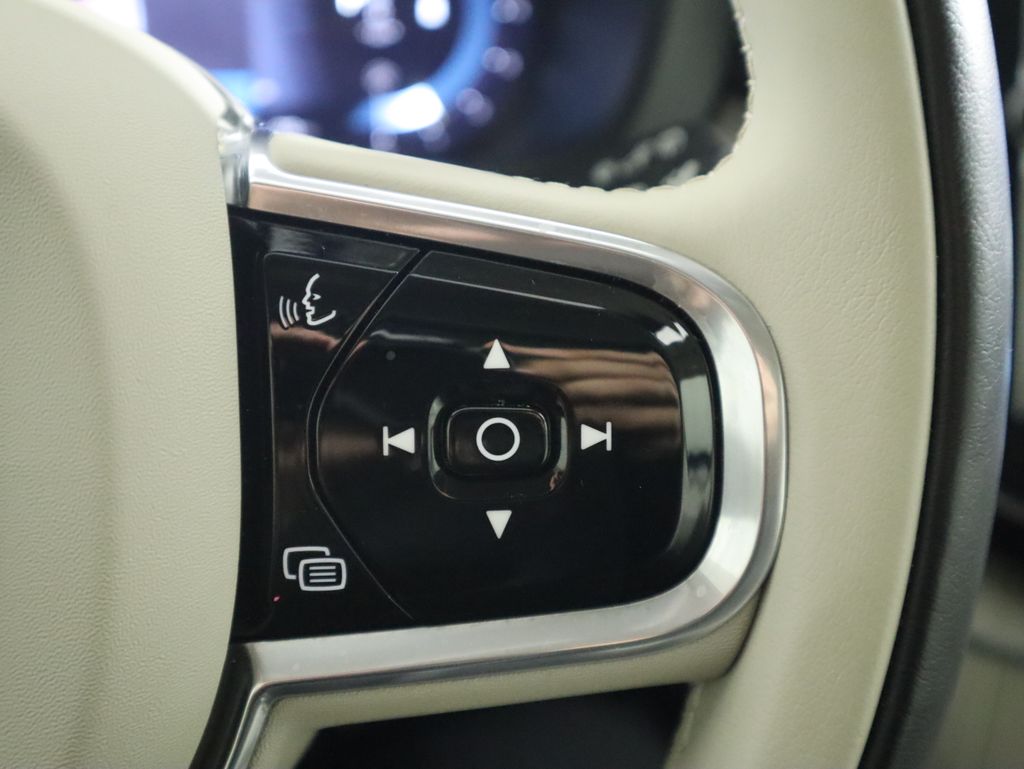 Thumbnail: 2023 Volvo XC60 - 12