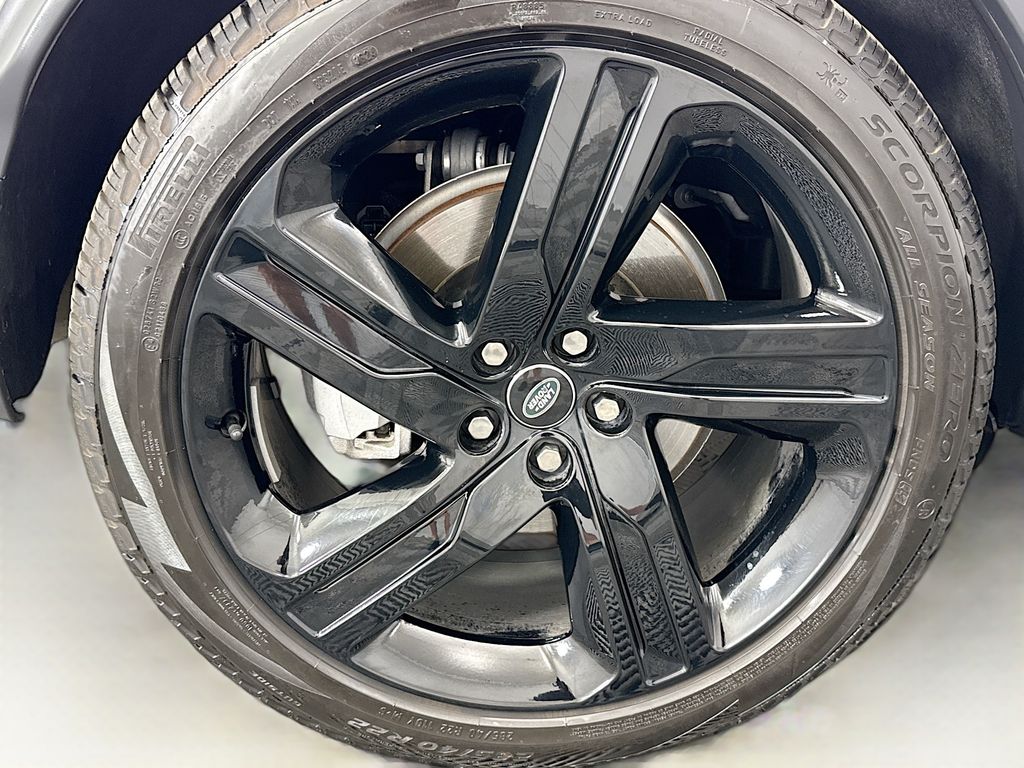 Thumbnail: 2025 Land Rover Discovery - 32