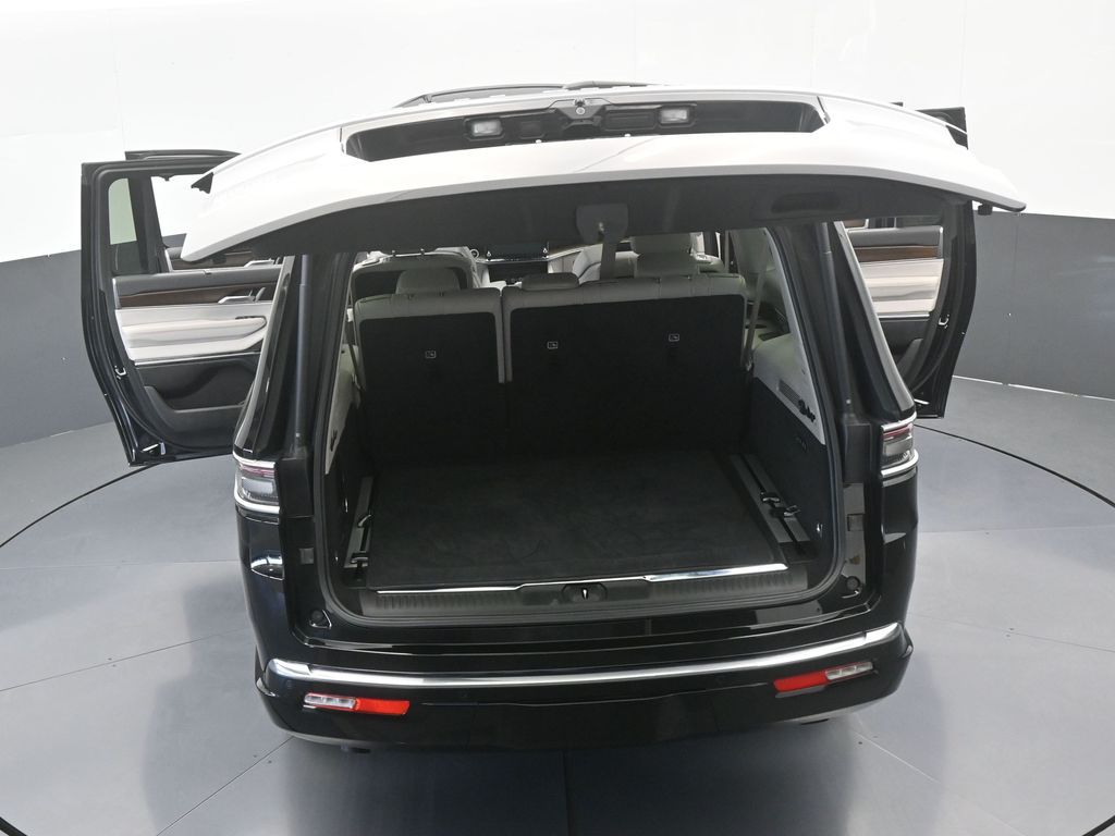 Used 2024 Diamond Black Crystal Pearlcoat Jeep Base image 81