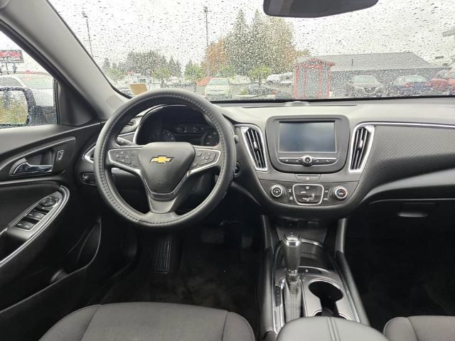 2018 Silver Ice Metallic Chevrolet Malibu LT FWD Sedan