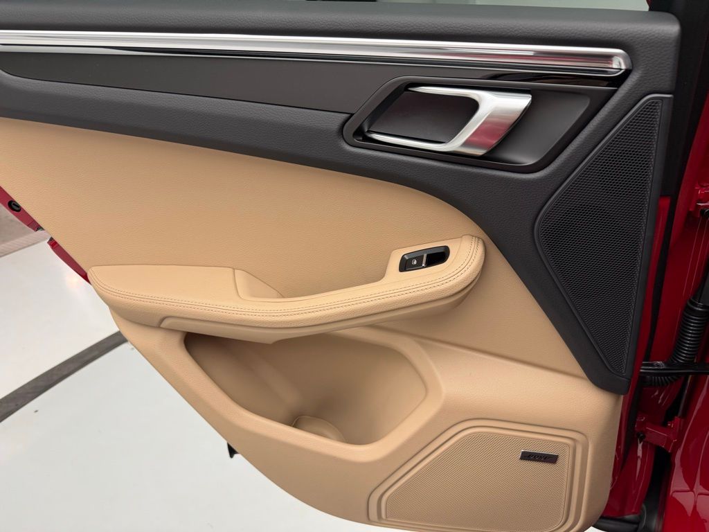 Thumbnail: 2026 Porsche Macan - 26