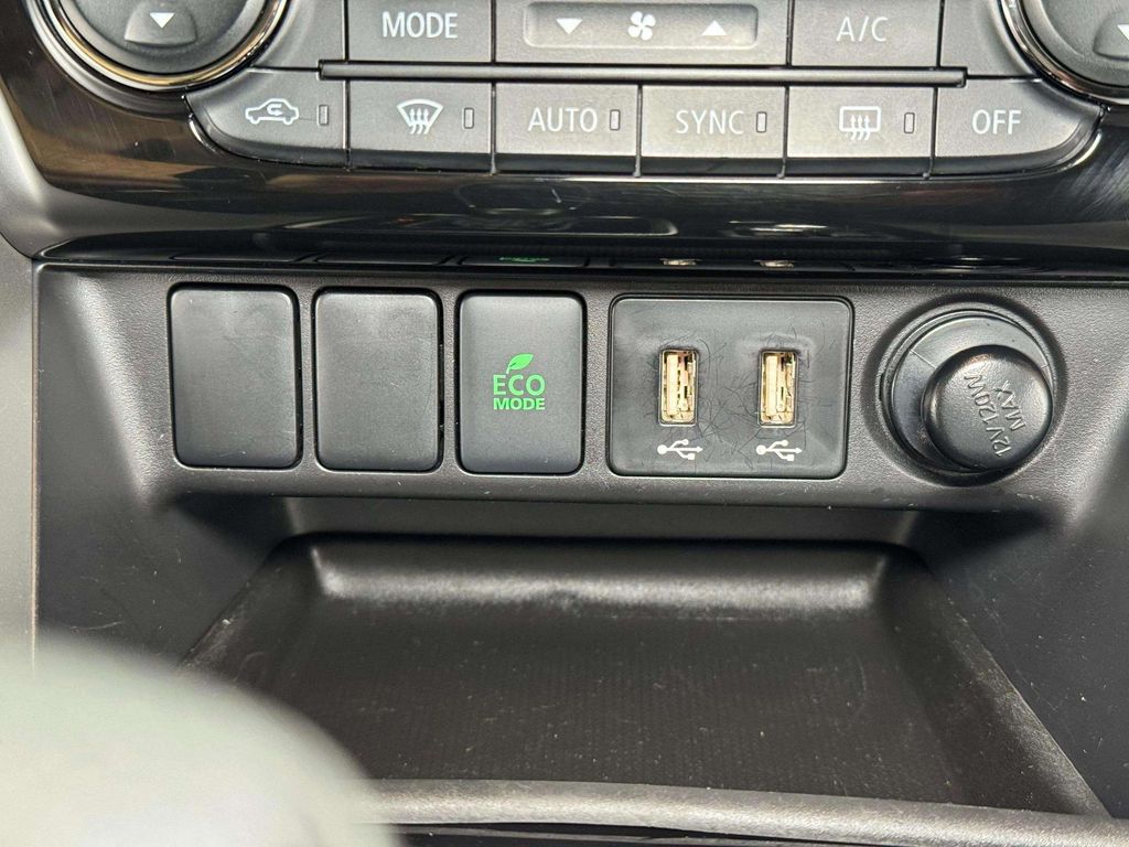 Used 2025 Labrador Black Pearl Mitsubishi SE image 12