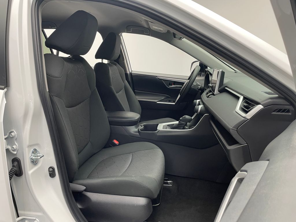 2023 Toyota RAV4 XLE 18