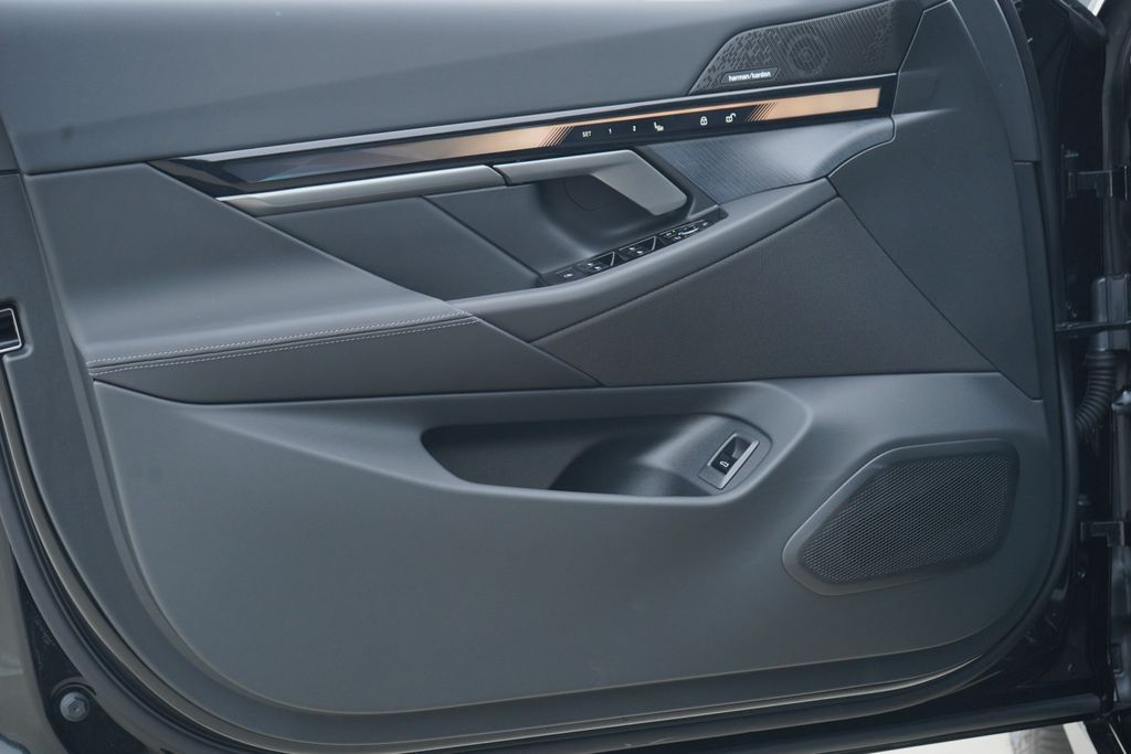 Thumbnail: 2026 BMW i5 - 8