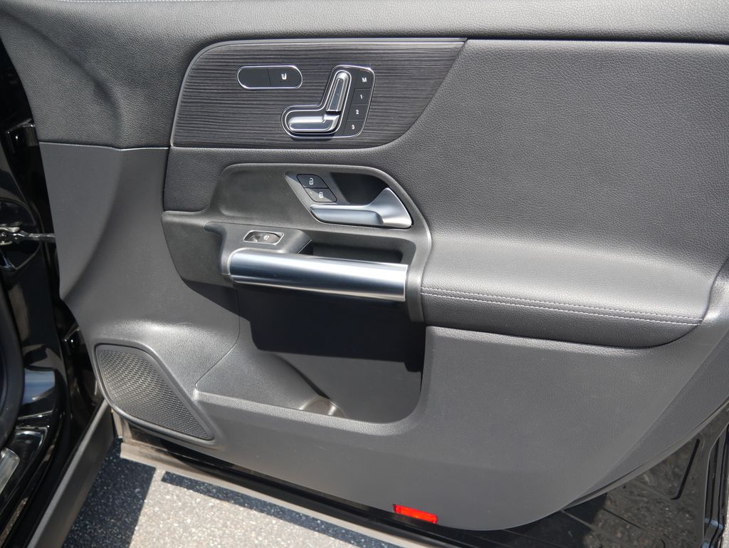 Thumbnail: 2022 Mercedes-Benz GLA - 24