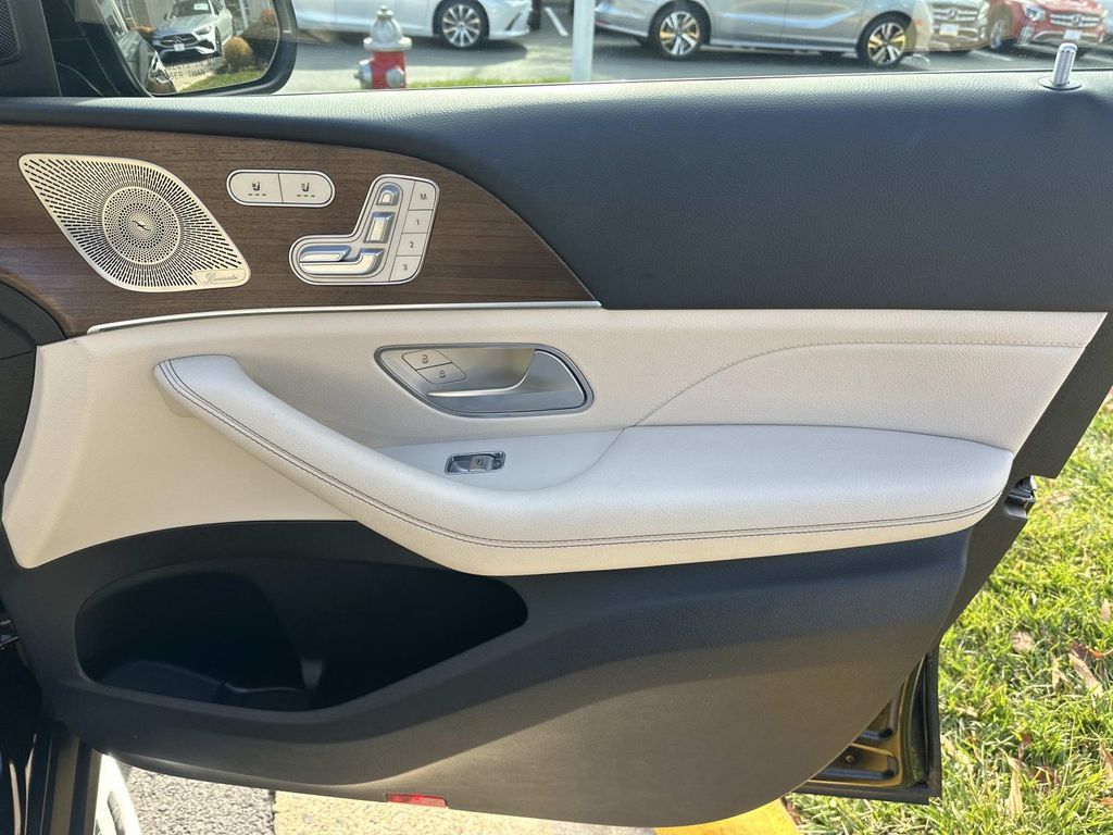 Thumbnail: 2023 Mercedes-Benz GLS - 19