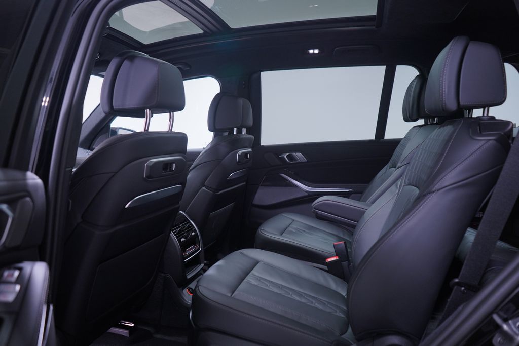 2025 BMW X7 M60i 9