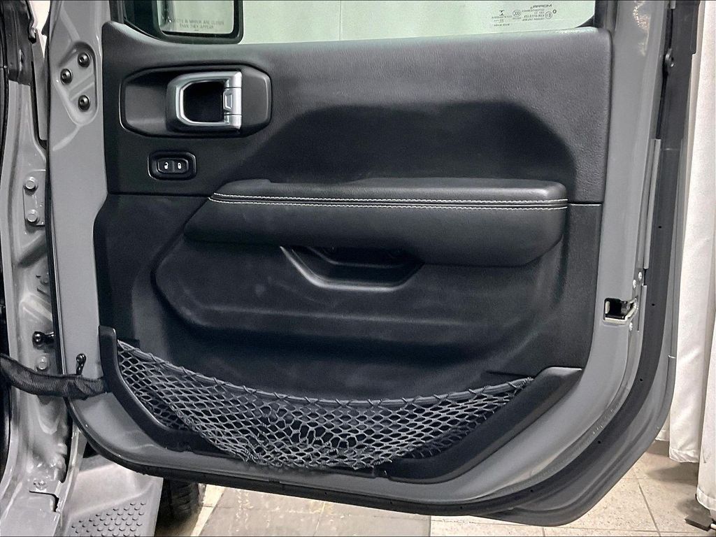 2023 Jeep Wrangler — photo 12