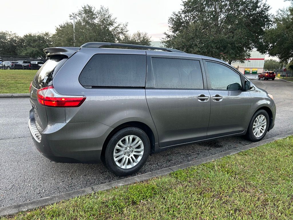 Thumbnail: 2017 Toyota Sienna - 5