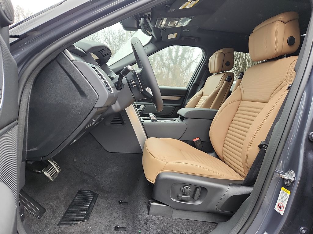 Thumbnail: 2026 Land Rover Discovery - 6