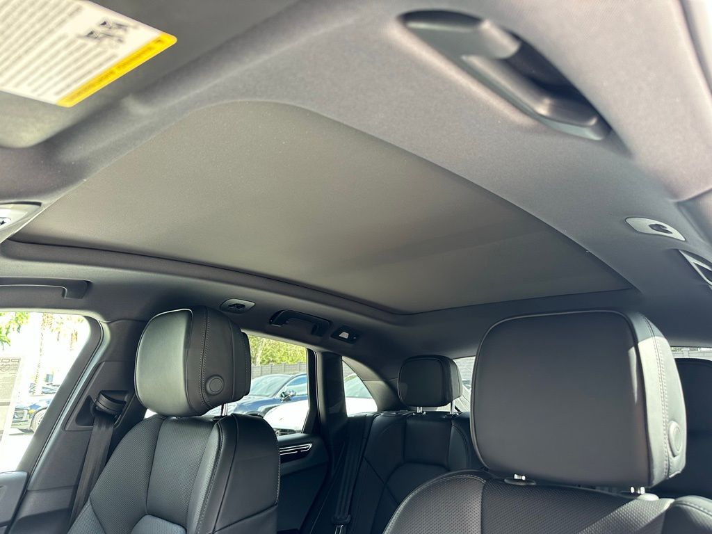 Thumbnail: 2026 Porsche Macan - 21