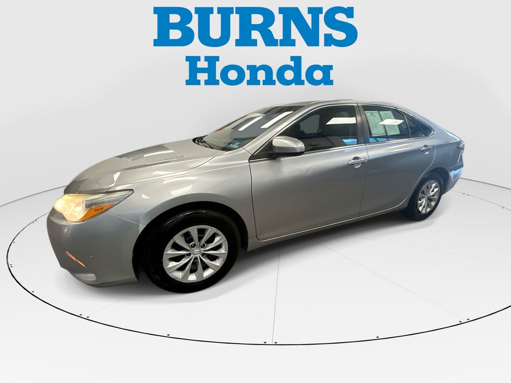 2016 Toyota Camry Plata (Celestial Silver Metallic) Sedán Tracción delantera 6 velocidades Automática