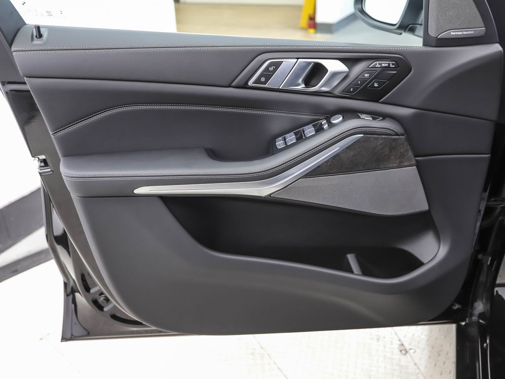 Thumbnail: 2025 BMW X7 - 9