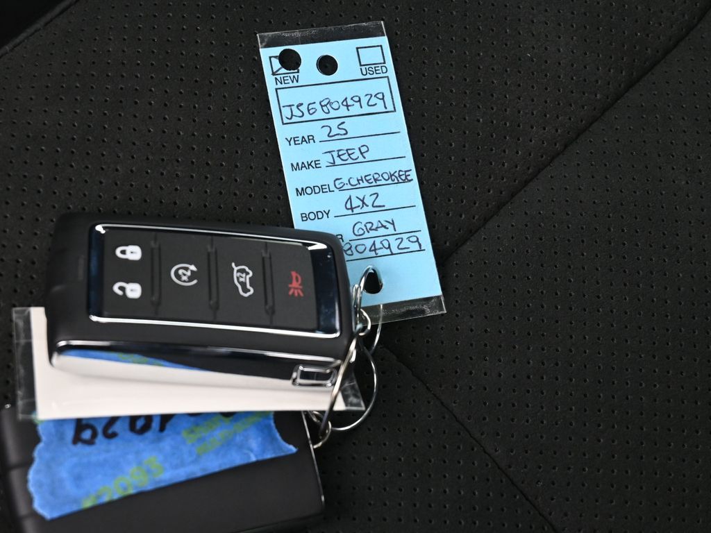 New 2025 Baltic Gray Metallic Clearcoat Jeep Altitude X image 19