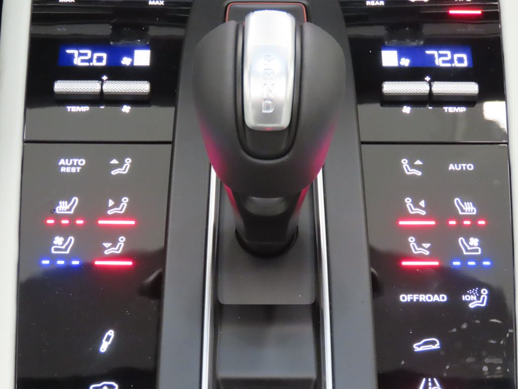 Thumbnail: 2026 Porsche Macan - 28