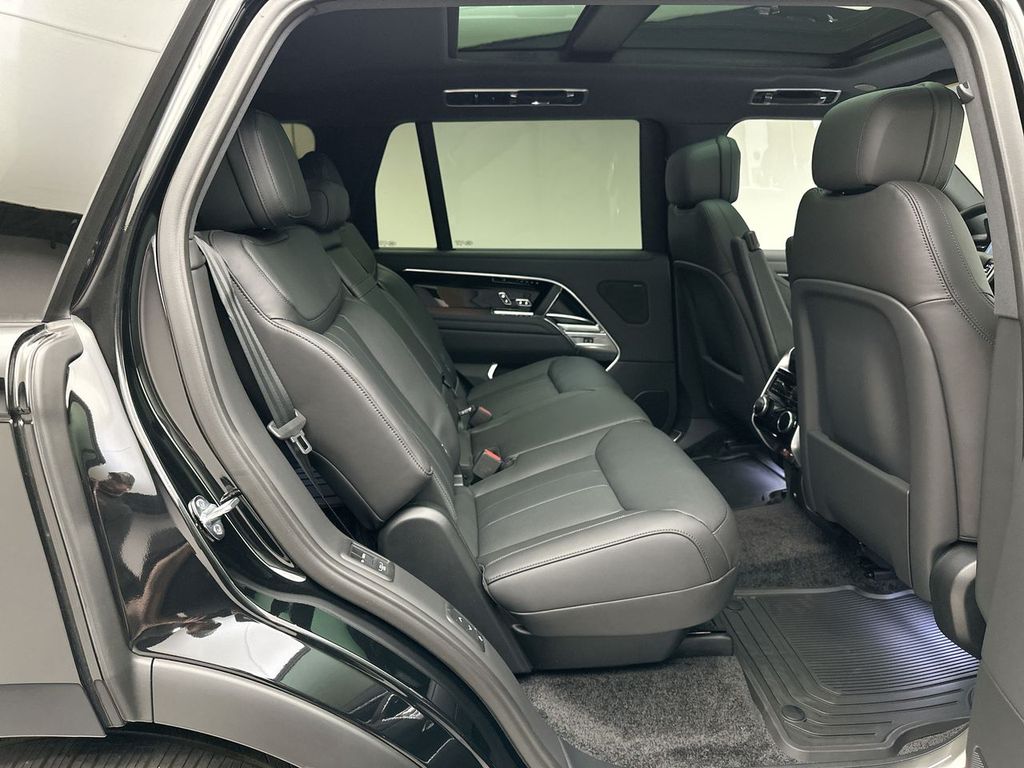 2025 Land Rover Range Rover SE 6
