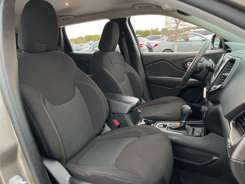 Thumbnail: 2021 Jeep Cherokee - 27