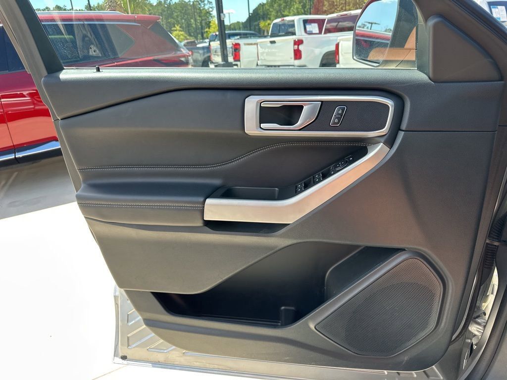 2024 Silver Metallic Ford Explorer XLT RWD SUV