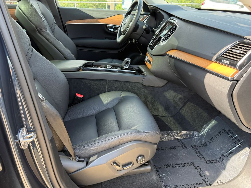 2025 Volvo XC90 Plus - Photo 14
