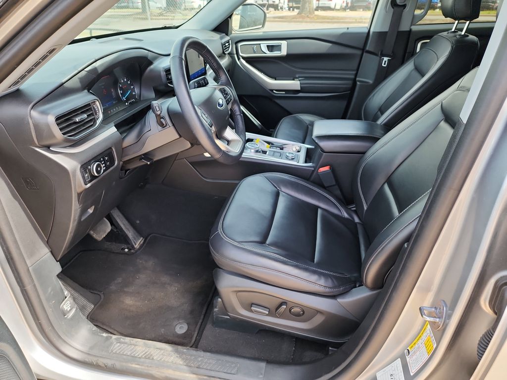 2023 Ford Explorer XLT photo