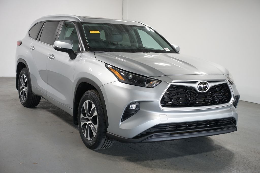 Thumbnail: 2023 Toyota Highlander - 3