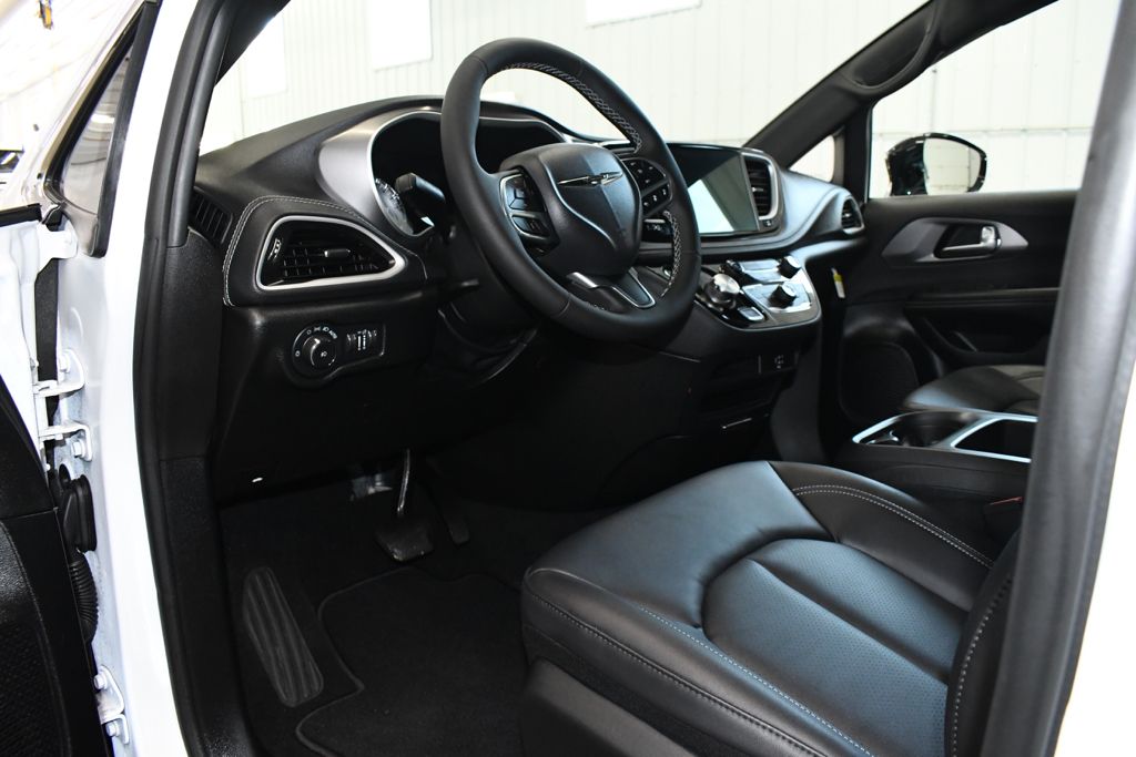 Used 2026 White Chrysler Select image 21