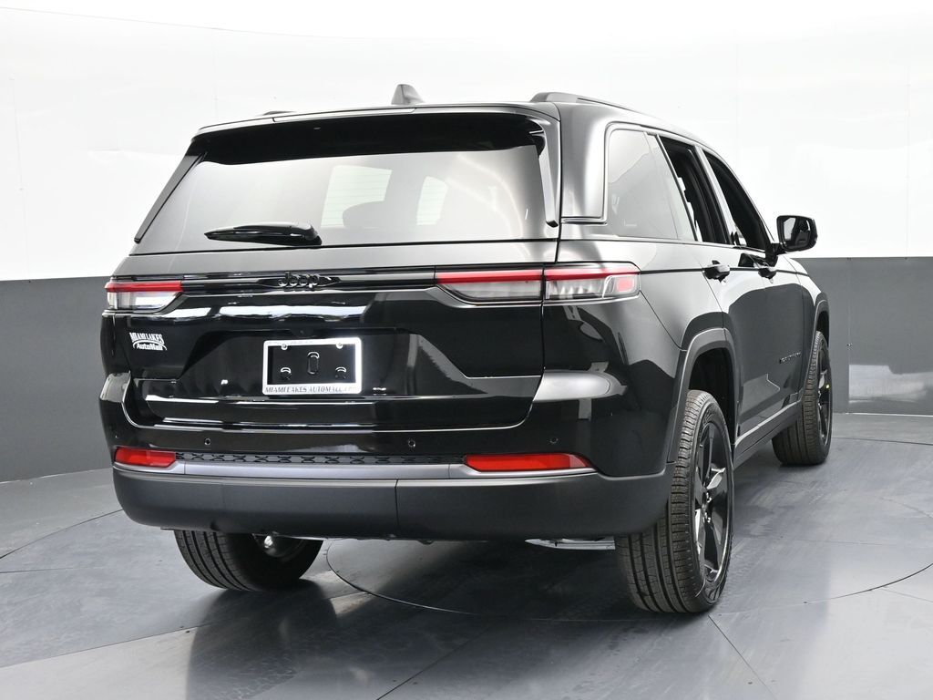 New 2026 Diamond Black Crystal Pearlcoat Jeep Limited image 5