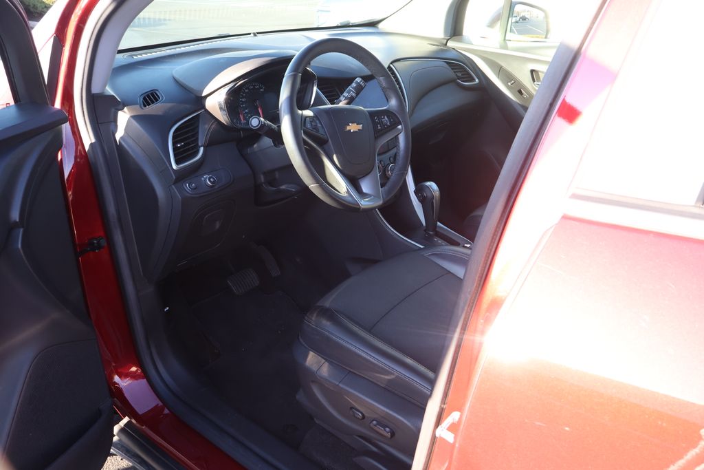 Thumbnail: 2022 Chevrolet Trax - 8