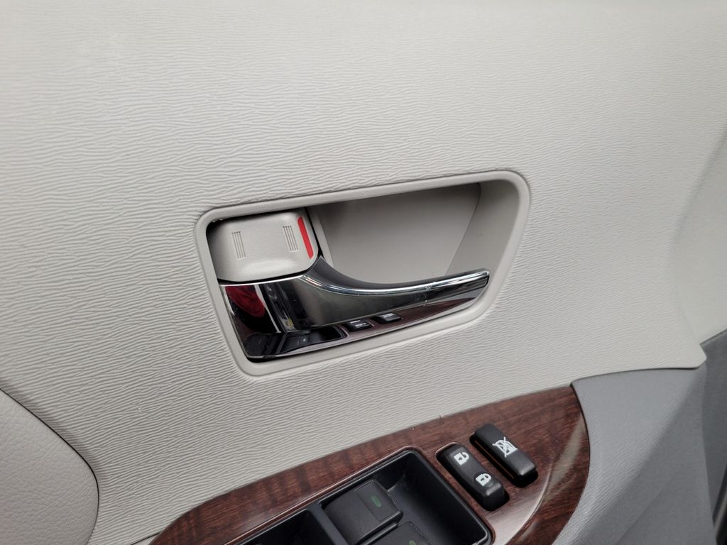 Thumbnail: 2012 Toyota Sienna - 28