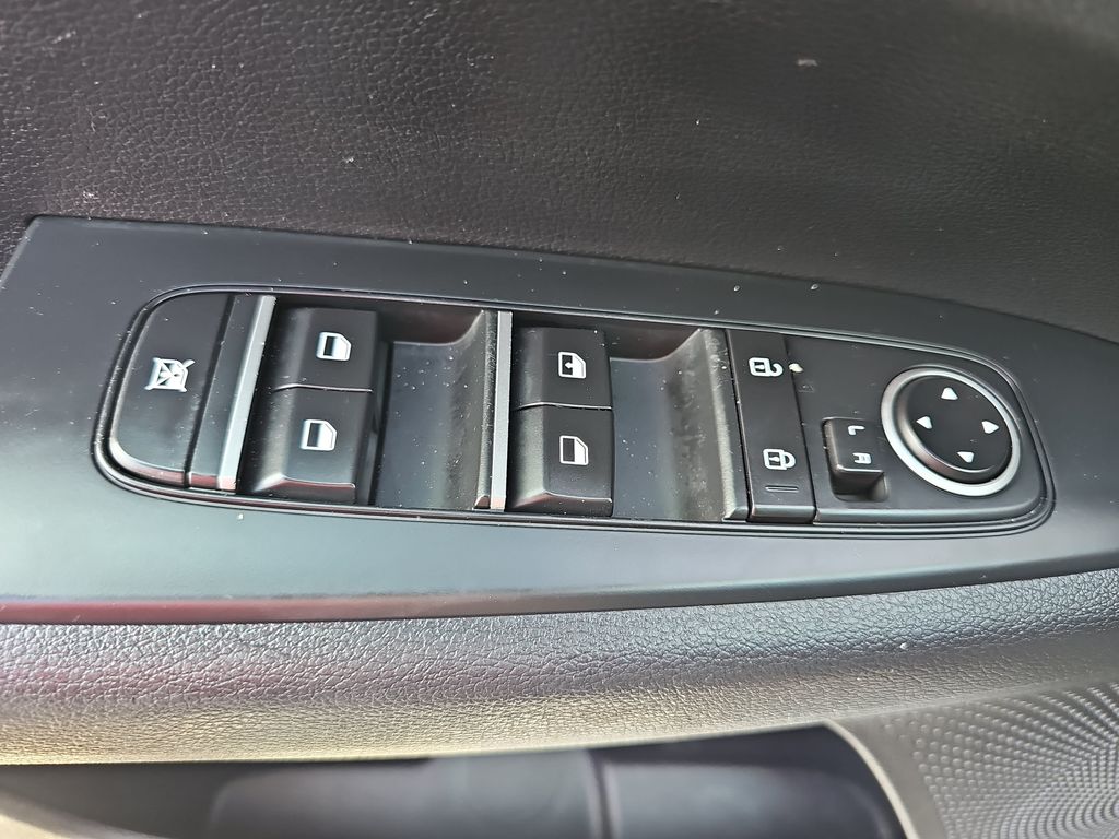 Used 2021 White Kia LXS image 27