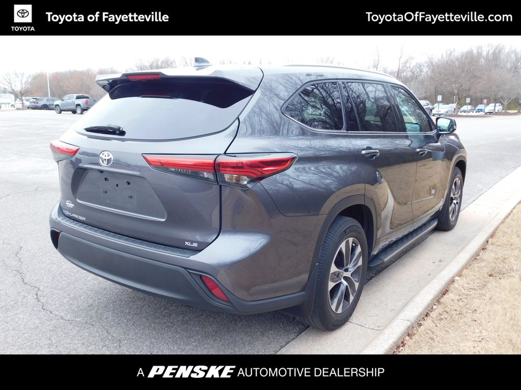 Thumbnail: 2022 Toyota Highlander - 11