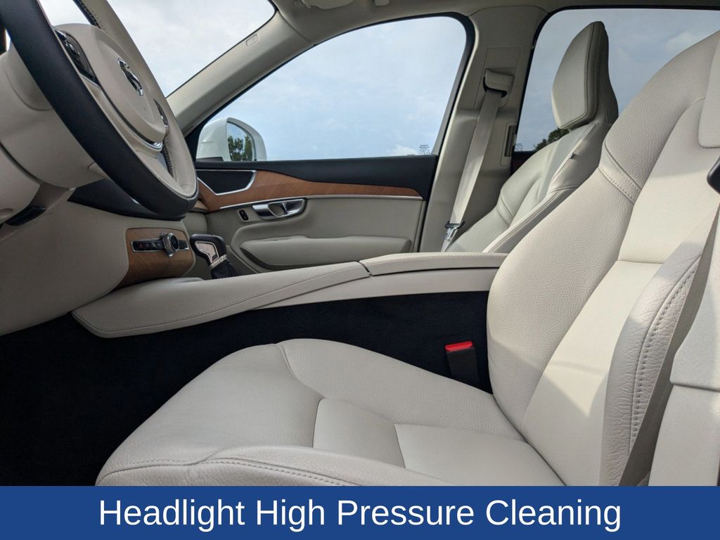 2022 Volvo XC90 T5 Momentum