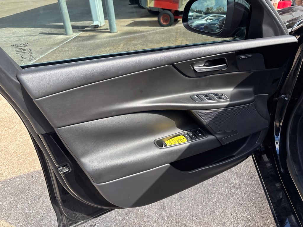 2019 Jaguar XE 25t Premium - 9
