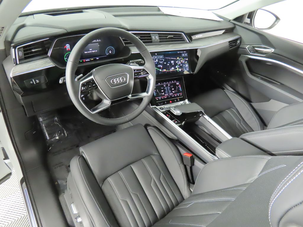 2024 Audi Q8 e-tron  32