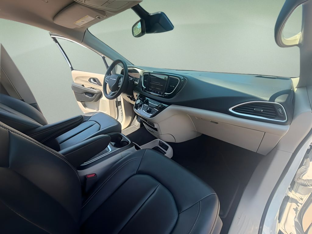 Used 2024 Chrysler Pacifica Van