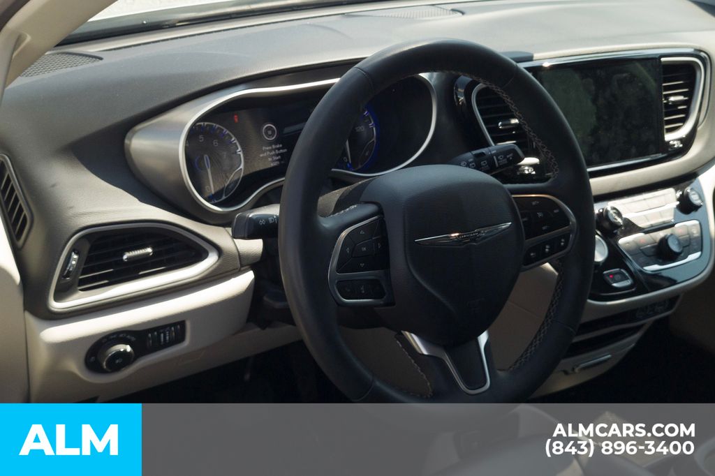Used 2024 Silver Chrysler Touring L image 6