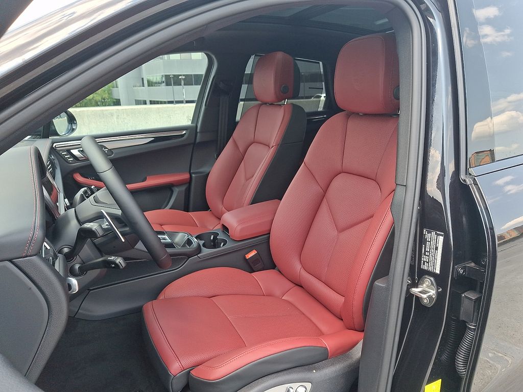 Thumbnail: 2026 Porsche Macan - 5