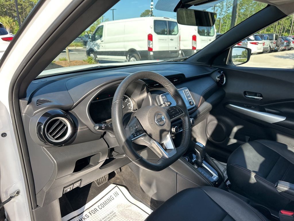 2020 Aspen White/Super Black Nissan Kicks SR FWD SUV
