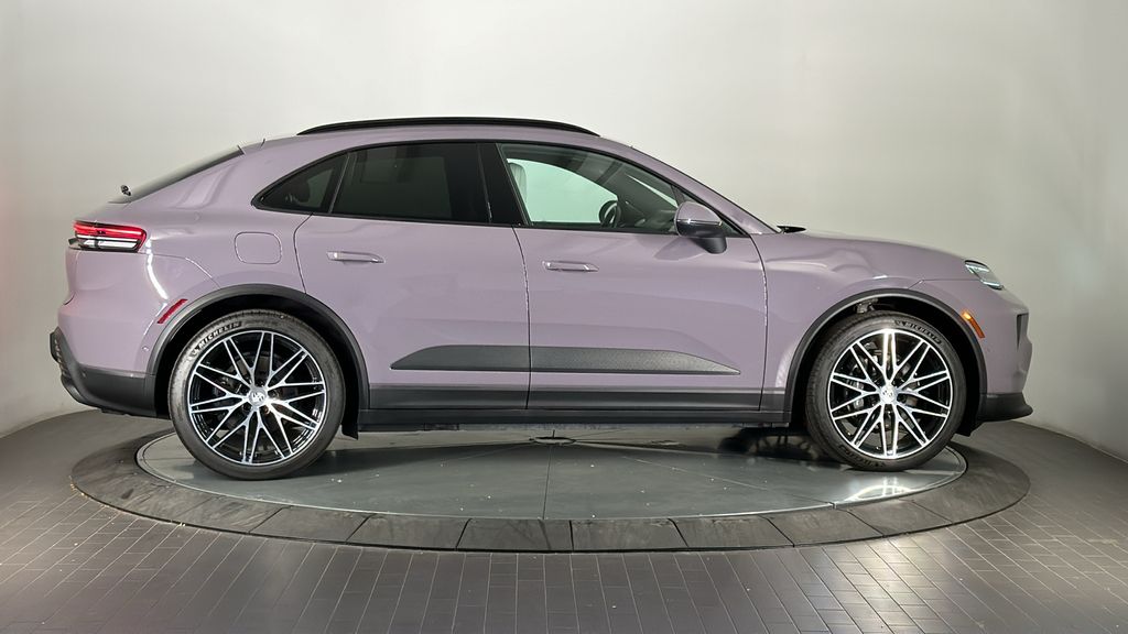 2024 Porsche Macan T 8