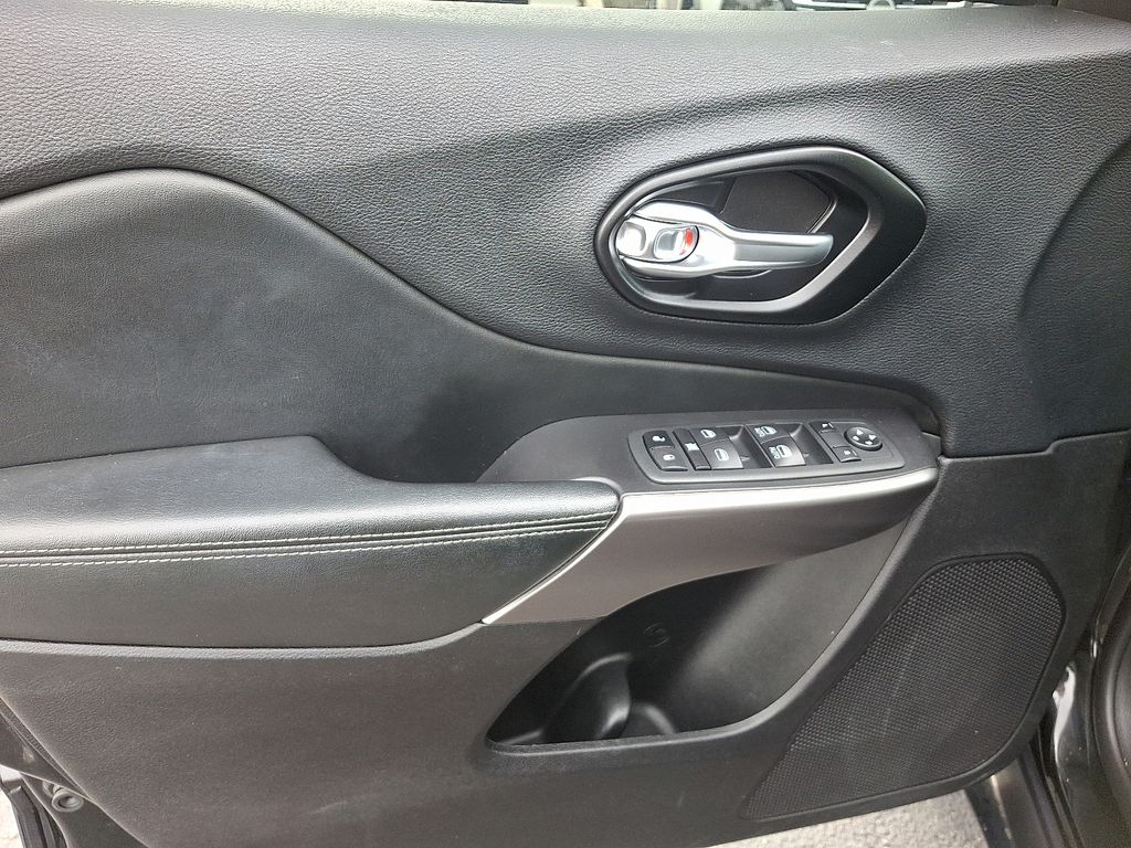 Thumbnail: 2021 Jeep Cherokee - 13