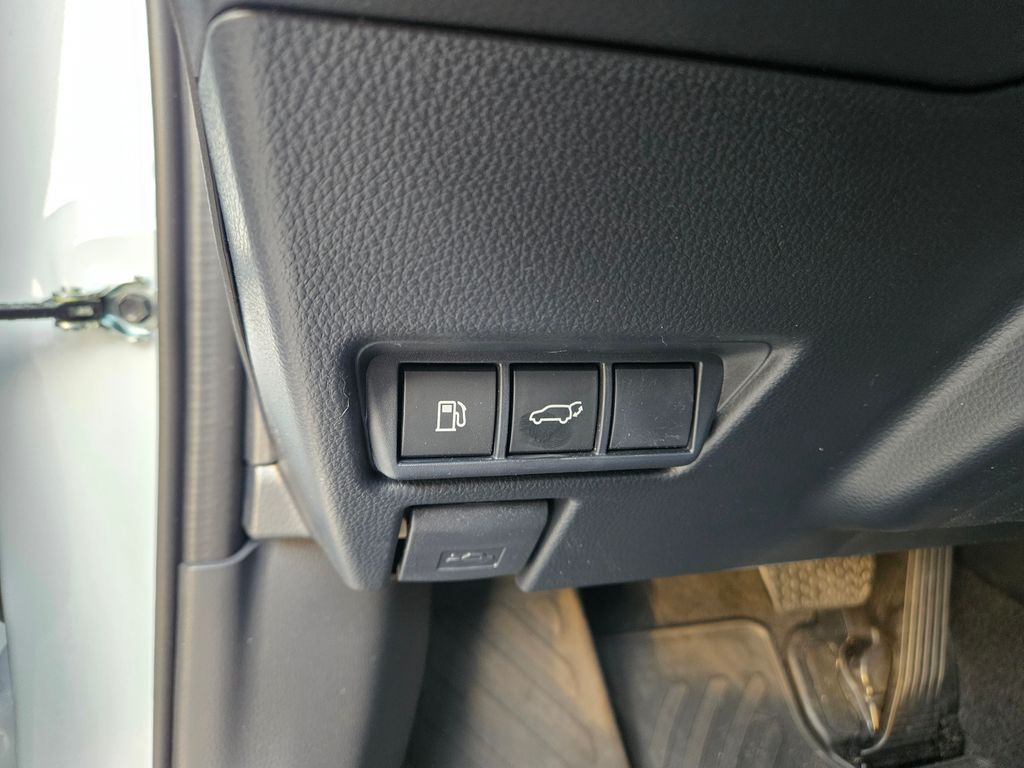 2025 Toyota Prius Limited 18
