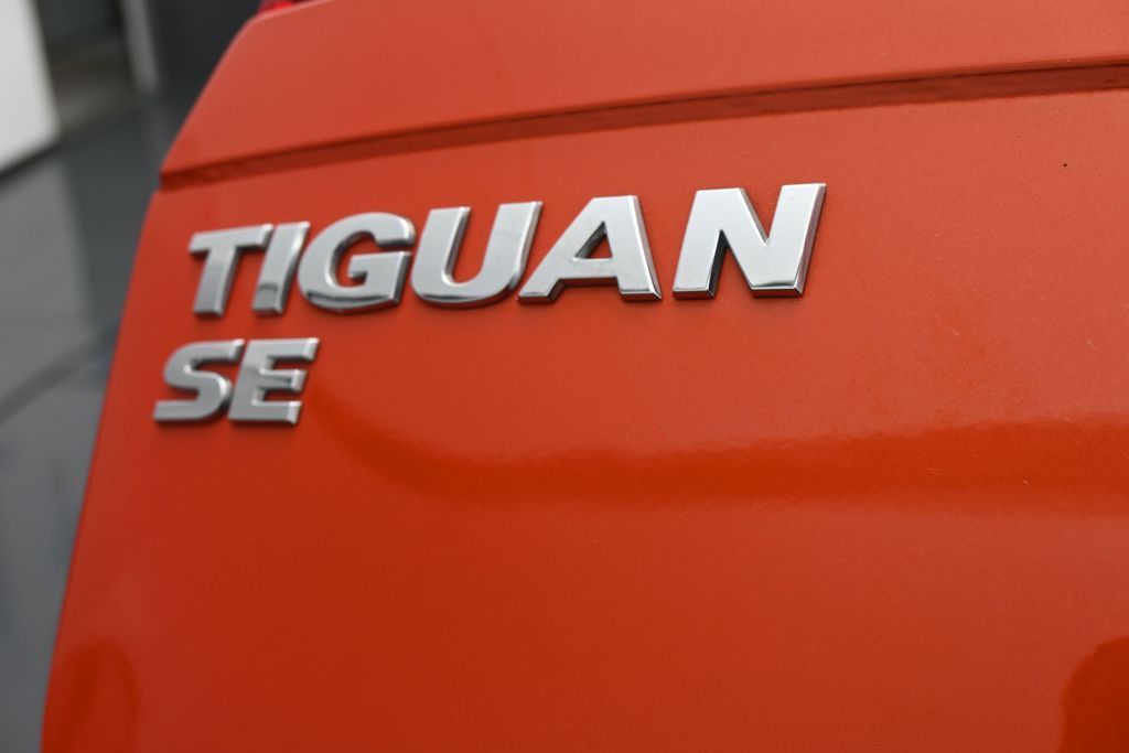 Used 2019 Orange Metallic Volkswagen 2.0T SE image 34
