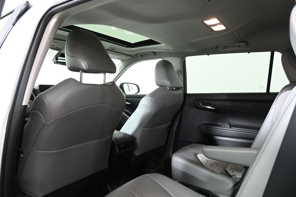 Thumbnail: 2023 Toyota Highlander - 31