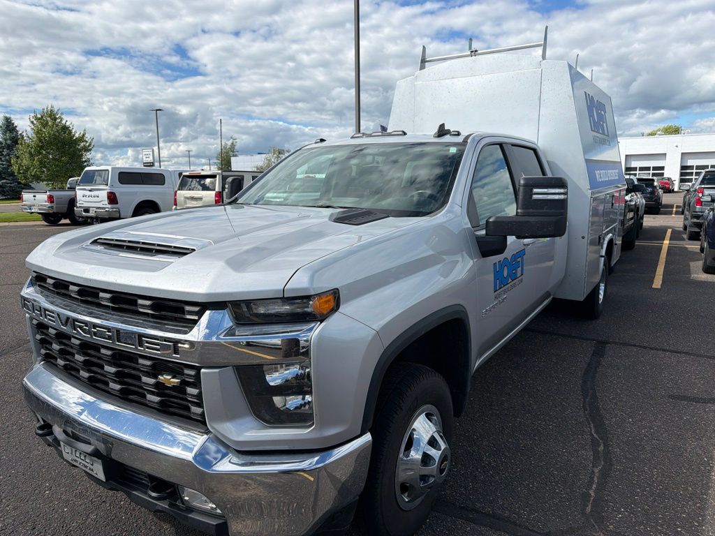 Silver Ice Metallic 2022 Chevrolet Silverado 3500HD Pickup Truck Four-Wheel Drive 6-Speed Automatic