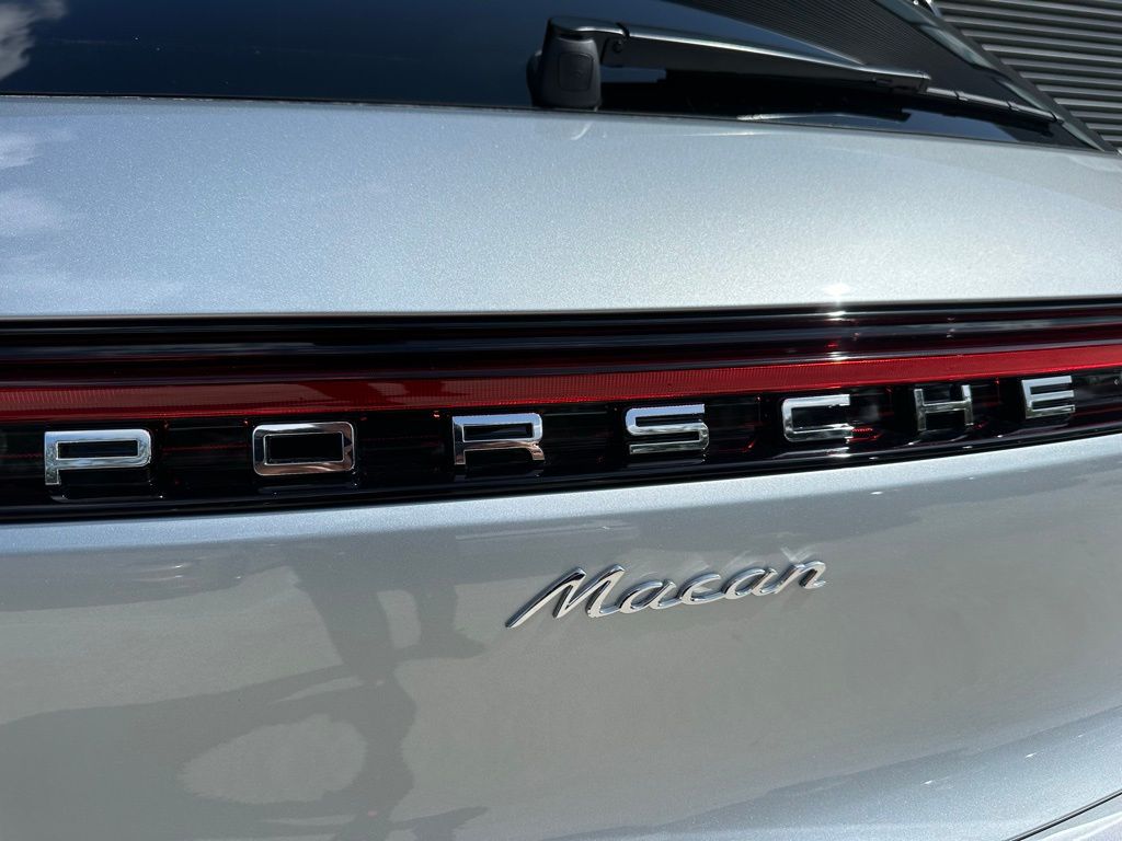 2025 Porsche Macan  12